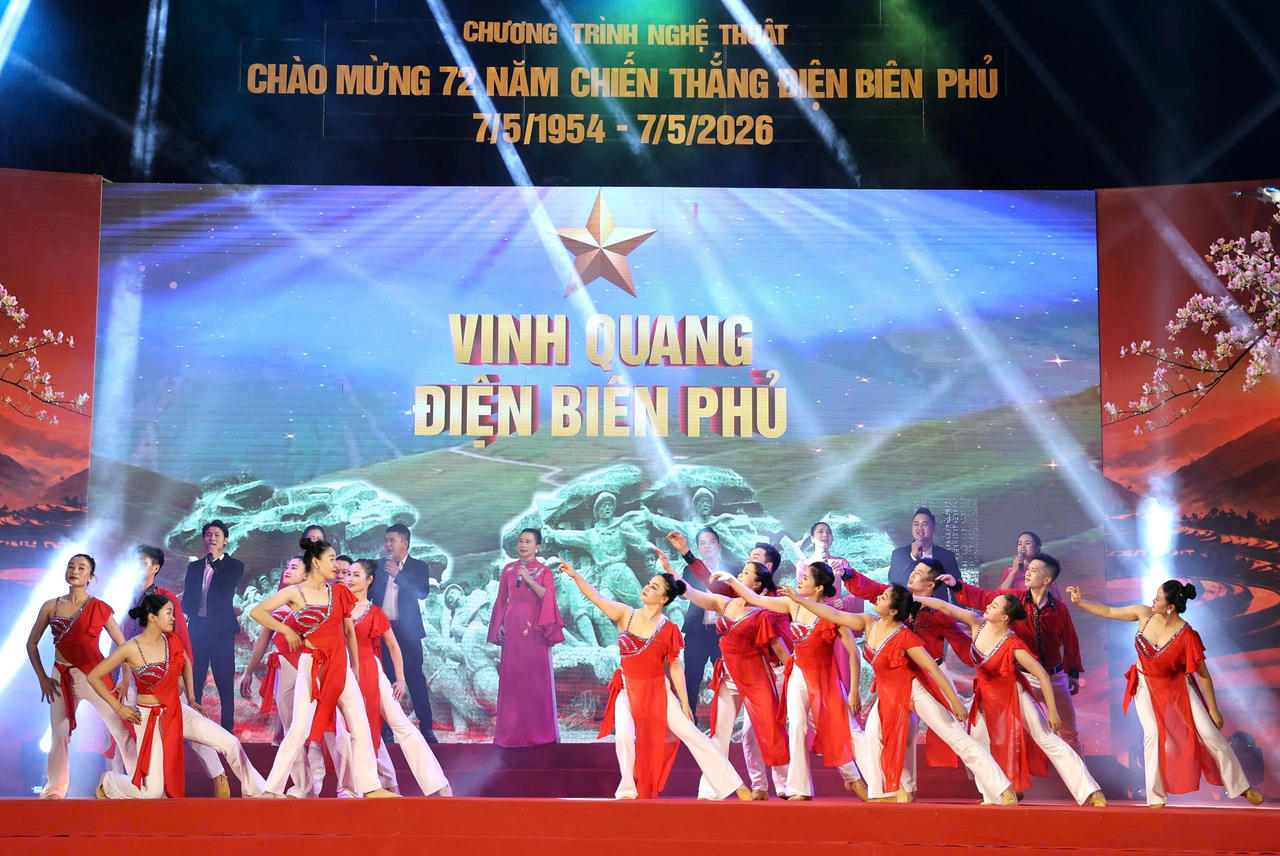 Nhiều tiết mục ca ngợi qu&ecirc; hương, đất nước v&agrave; mảnh đất Điện Bi&ecirc;n.