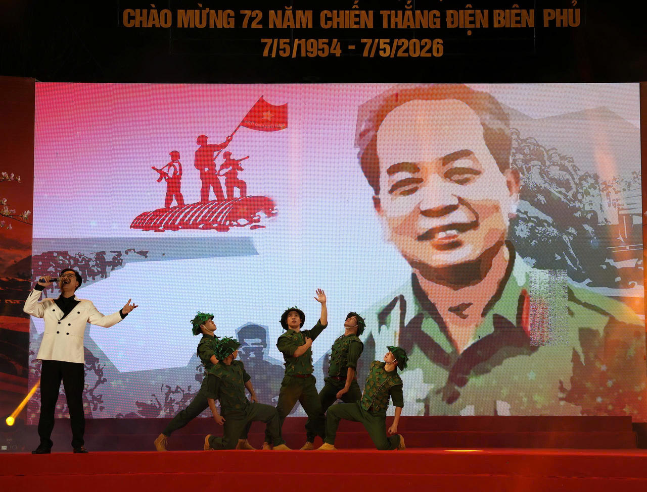 Một tiết mục ca ngợi c&ocirc;ng lao to lớn của Đại tướng V&otilde; Nguy&ecirc;n Gi&aacute;p.