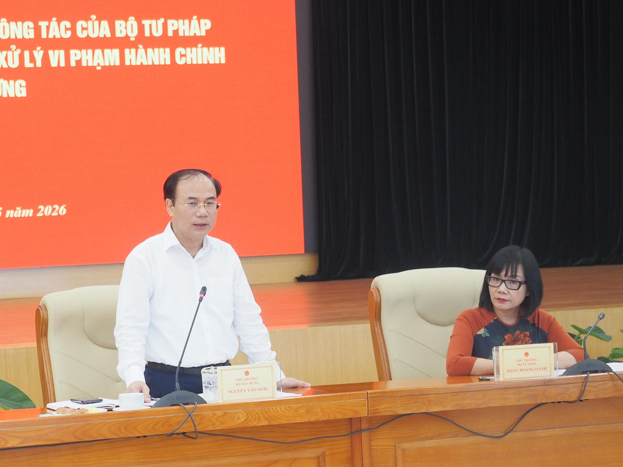Thứ trưởng Bộ X&acirc;y dựng Nguyễn Văn Sinh ph&aacute;t biểu tại buổi l&agrave;m việc.