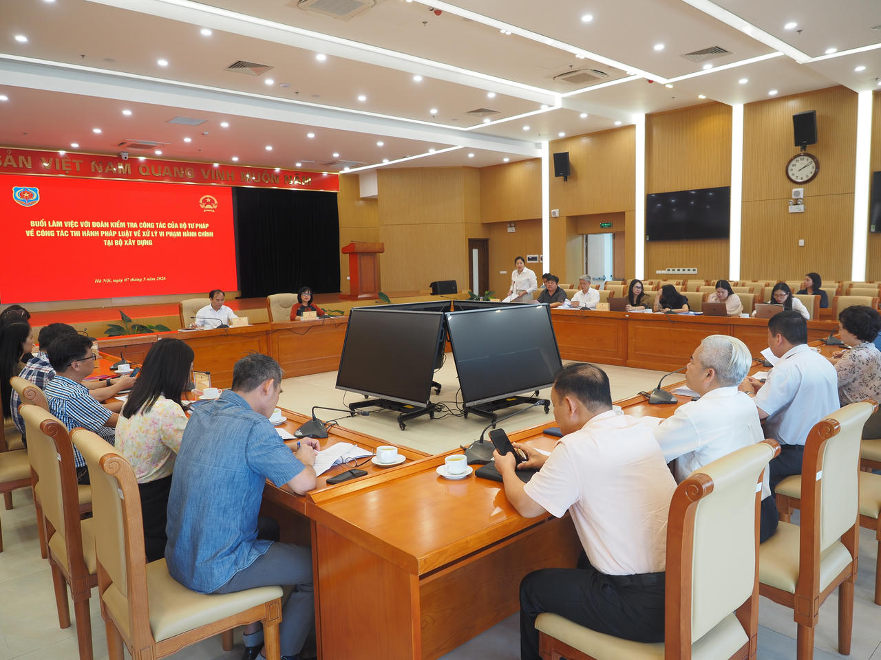 To&agrave;n cảnh buổi l&agrave;m việc.
