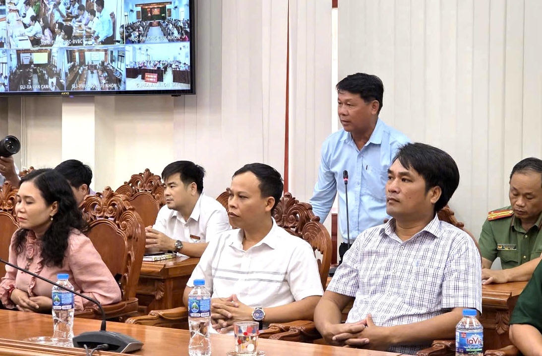 Cử tri kiến nghị tại hội nghị.