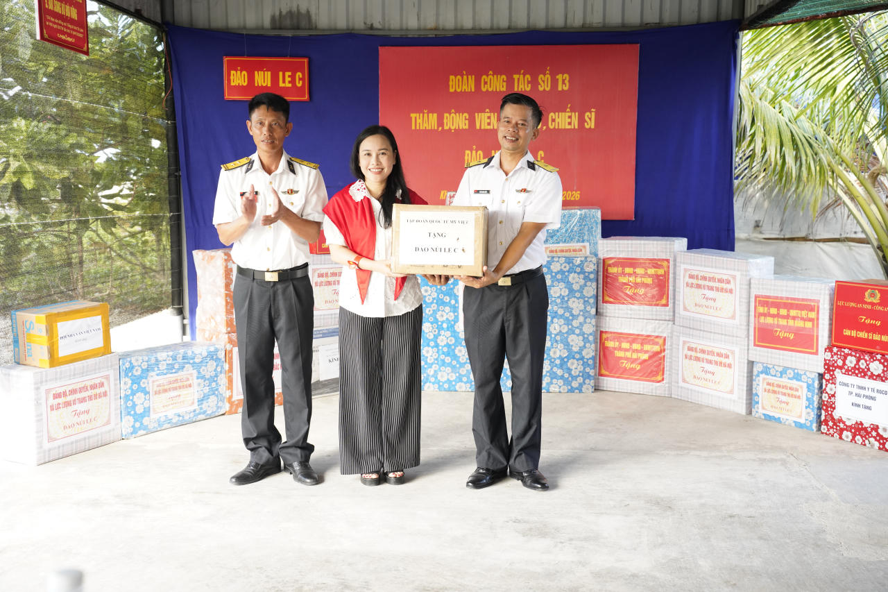 Đại biểu Xu&acirc;n Hương tặng qu&agrave; c&aacute;c chiến sĩ