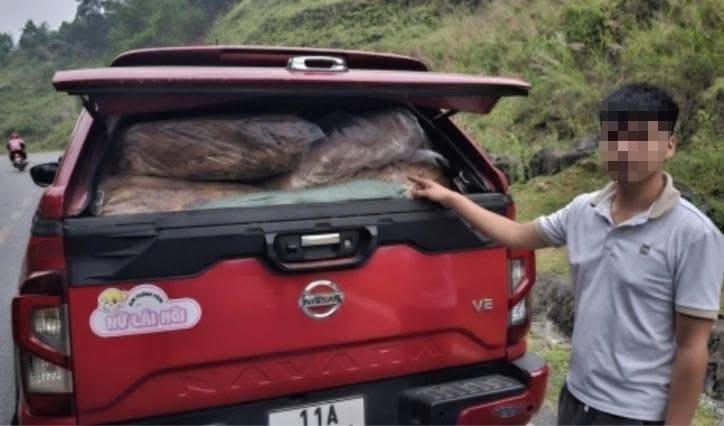 Đối tượng Ng&ocirc; Văn H c&ugrave;ng phương tiện v&agrave; tang vật thuốc l&aacute; kh&ocirc;ng r&otilde; nguồn gốc bị bắt giữ. (BPCB)