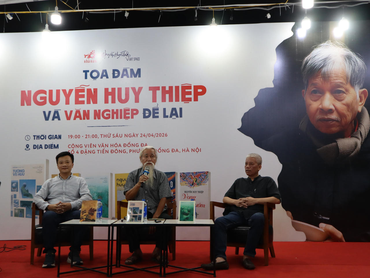 TS Mai Anh Tuấn, nh&agrave; ph&ecirc; b&igrave;nh Phạm Xu&acirc;n Nguy&ecirc;n v&agrave; nh&agrave; văn Nguyễn Việt H&agrave; tr&ograve; chuyện trong buổi Tọa đ&agrave;m.