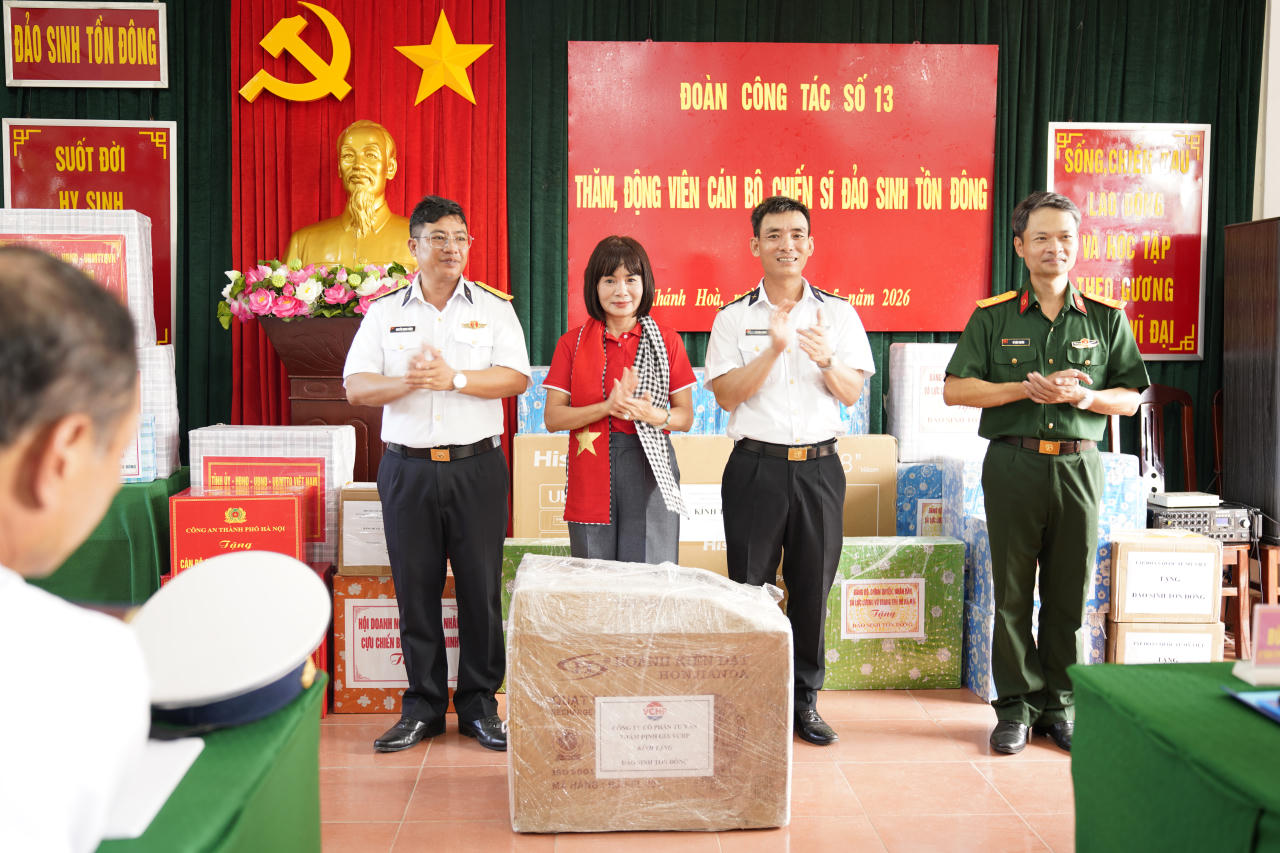 Đại biểu Nguyễn Thị Hiền tặng qu&agrave; cho c&aacute;c chiến sĩ