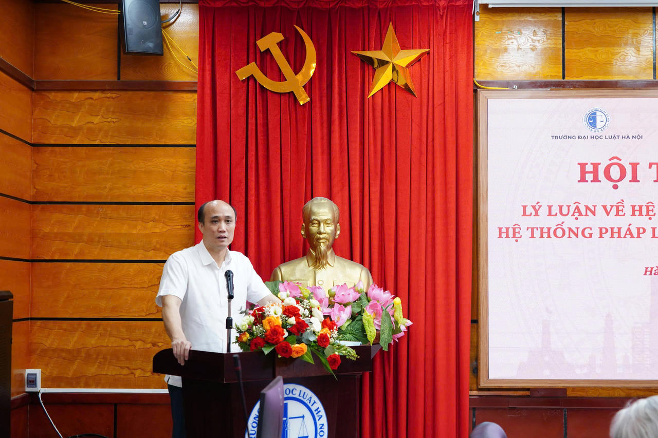 PGS.TS. T&ocirc; Văn H&ograve;a, Hiệu trưởng Trường Đại học Luật H&agrave; Nội ph&aacute;t biểu khai mạc Hội thảo.