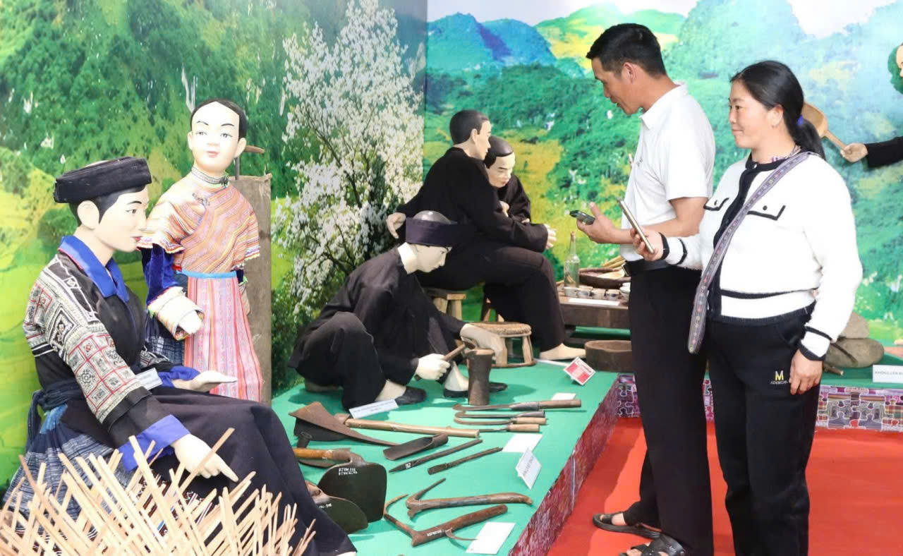 Người d&acirc;n tham gia trải nghiệm tại triển l&atilde;m.