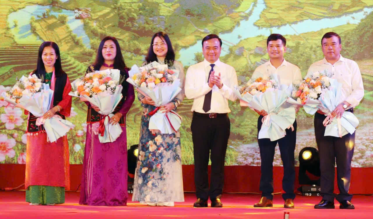C&aacute;c đại biểu tặng hoa ch&uacute;c mừng tại lễ khai mạc.
