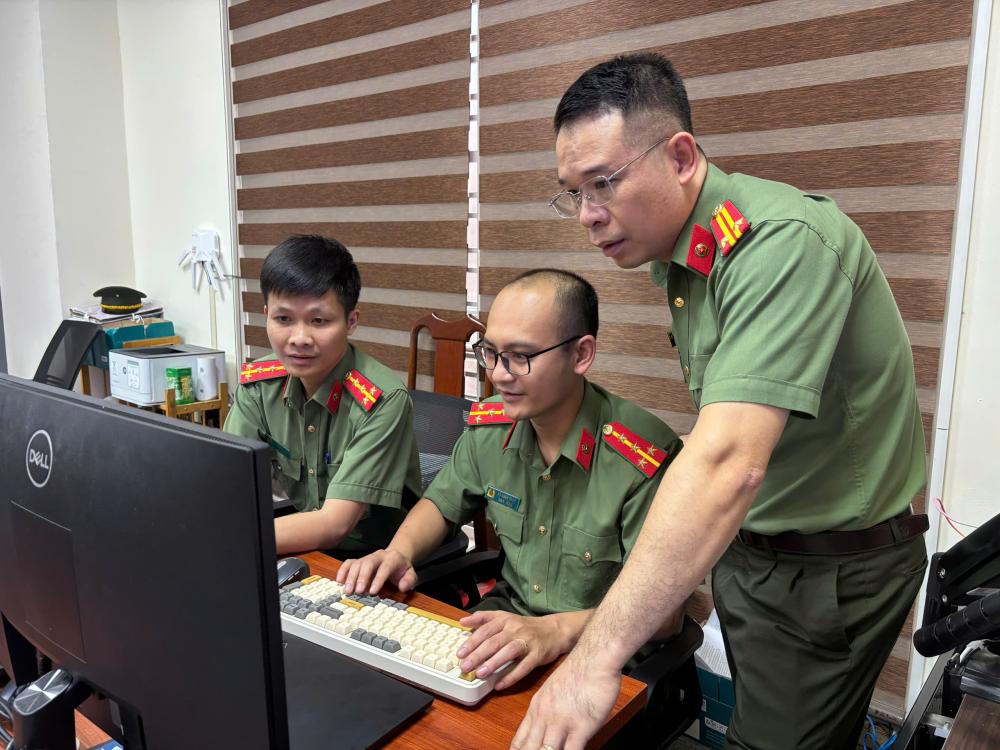 Lực lượng C&ocirc;ng an tỉnh H&agrave; Tĩnh tiến h&agrave;nh điều tra.