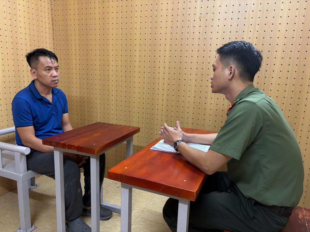 Đối tượng cầm đầu Nguyễn Ho&agrave;ng Tuấn tại cơ quan điều tra.