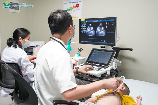 Bệnh nhi đến t&aacute;i kh&aacute;m sau phẫu thuật. Ảnh: Bệnh viện cung cấp