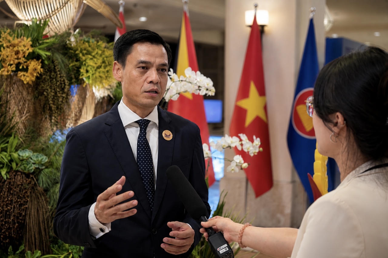 Thứ trưởng Bộ Ngoại giao Đặng Ho&agrave;ng Giang trả lời phỏng vấn.