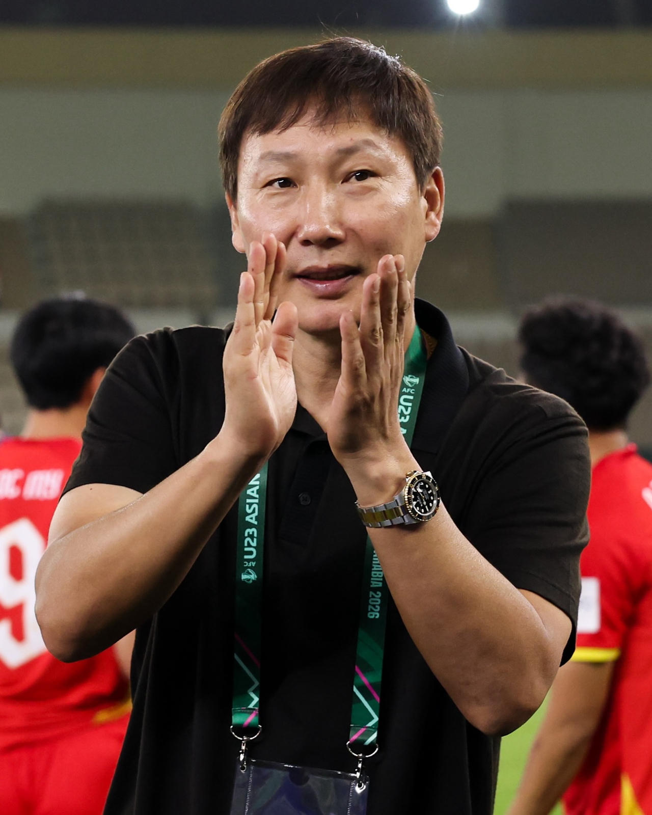 Tham dự buổi lễ bốc thăm chia bảng c&oacute; HLV trưởng Kim Sang Sik (Ảnh FIFA)