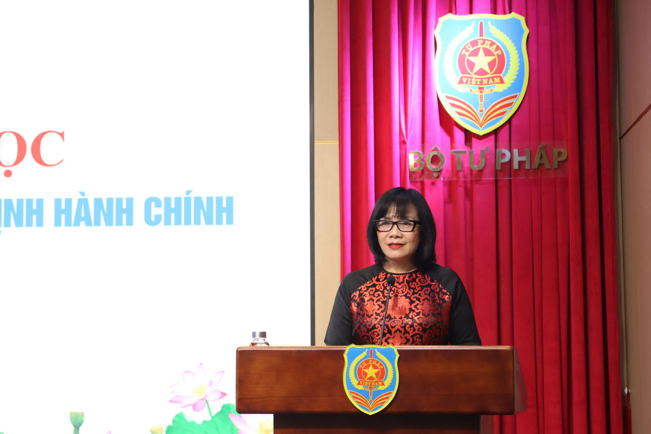 Thứ trưởng Bộ Tư ph&aacute;p Đặng Ho&agrave;ng Oanh ph&aacute;t biểu khai mạc Hội thảo