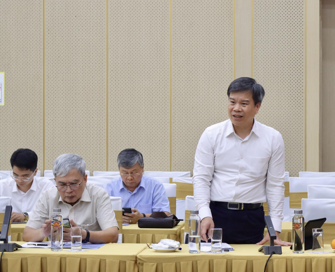 Ban hành quyết định hành chính phải lấy người dân, doanh nghiệp làm trung tâm phục vụ