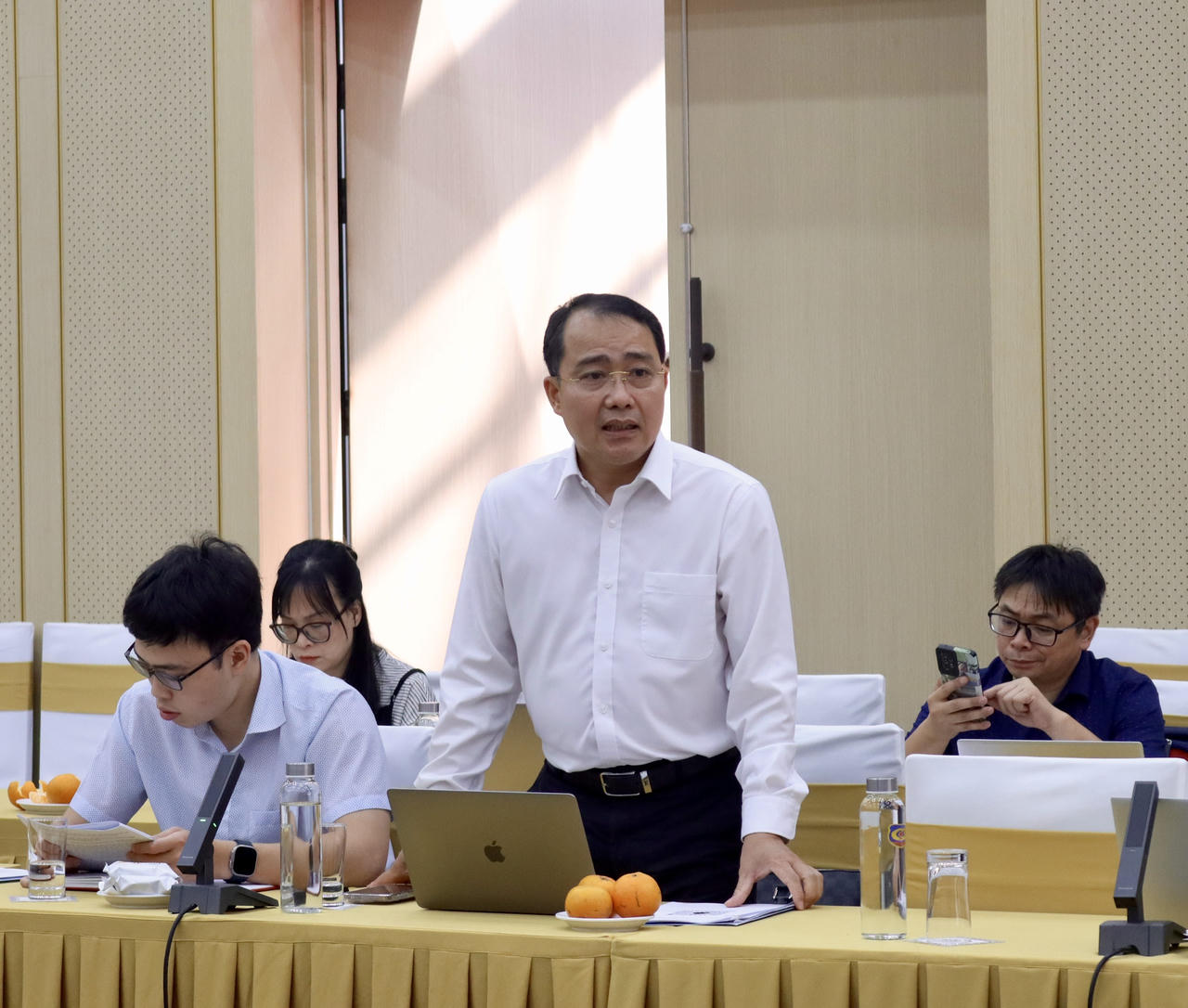 Ban hành quyết định hành chính phải lấy người dân, doanh nghiệp làm trung tâm phục vụ