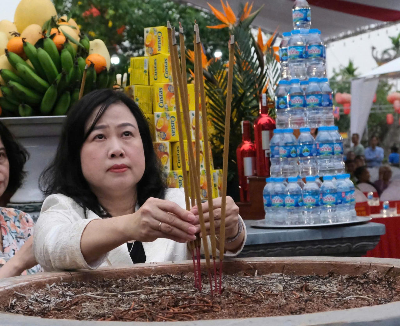 Bộ trưởng Y tế dự Chương tr&igrave;nh kh&aacute;m bệnh 'V&igrave; một Việt Nam khỏe mạnh hơn' tại đền Bia (Hải Ph&ograve;ng)