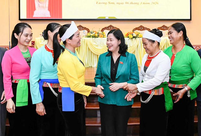 Ủy vi&ecirc;n Bộ Ch&iacute;nh trị, B&iacute; thư Trung ương Đảng, B&iacute; thư Đảng ủy Mặt trận Tổ quốc, c&aacute;c đo&agrave;n thể Trung ương, Chủ tịch Mặt trận Tổ quốc Việt Nam B&ugrave;i Thị Minh Ho&agrave;i c&ugrave;ng với cử tri tham dự Hội nghị&nbsp;tiếp x&uacute;c cử tri