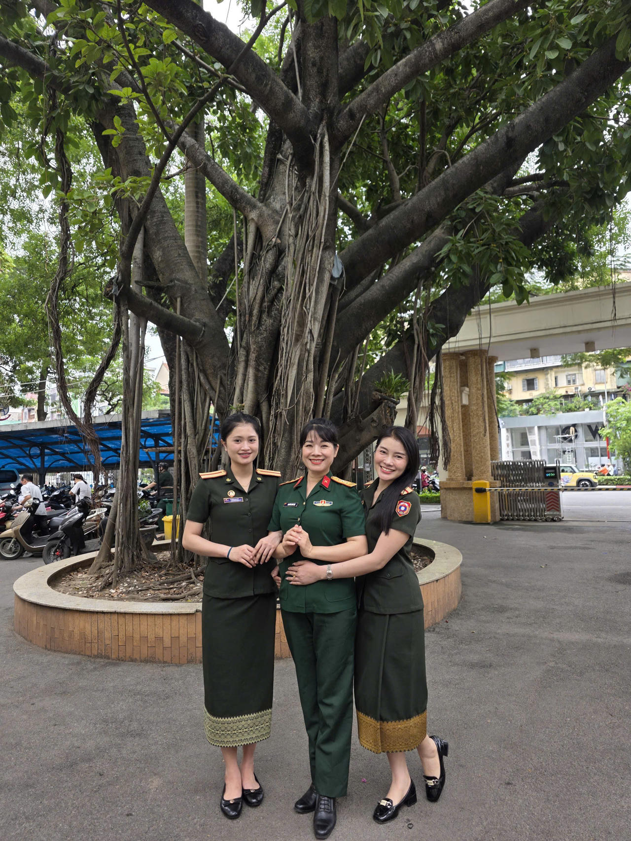 NSƯT Th&uacute;y Nội v&agrave; c&aacute;c bạn học vi&ecirc;n L&agrave;o. (Ảnh trong b&agrave;i: NVCC)