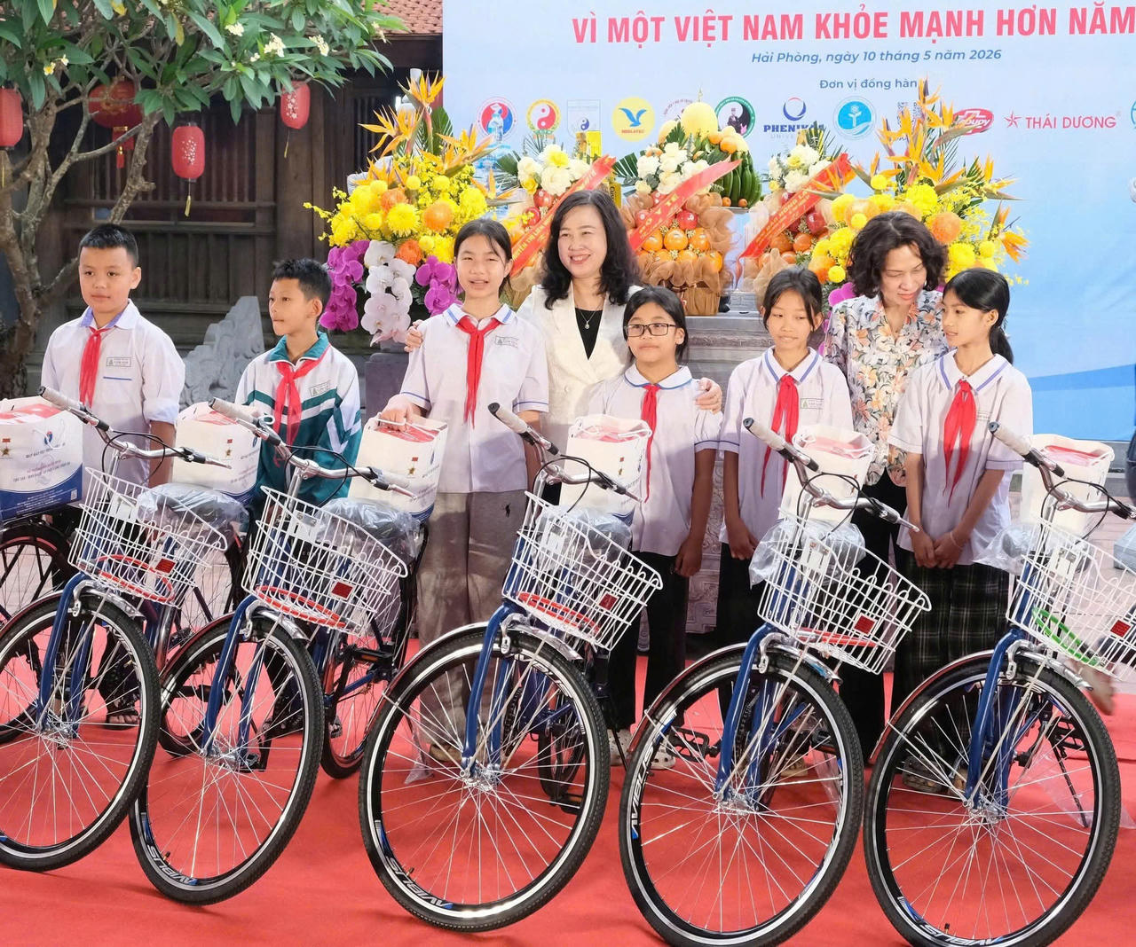 Tại chương tr&igrave;nh, Ban Tổ chức trao 10 phần qu&agrave; cho c&aacute;c gia đ&igrave;nh ch&iacute;nh s&aacute;ch v&agrave; tặng 50 xe đạp cho học sinh c&oacute; ho&agrave;n cảnh kh&oacute; khăn, vượt kh&oacute; học giỏi