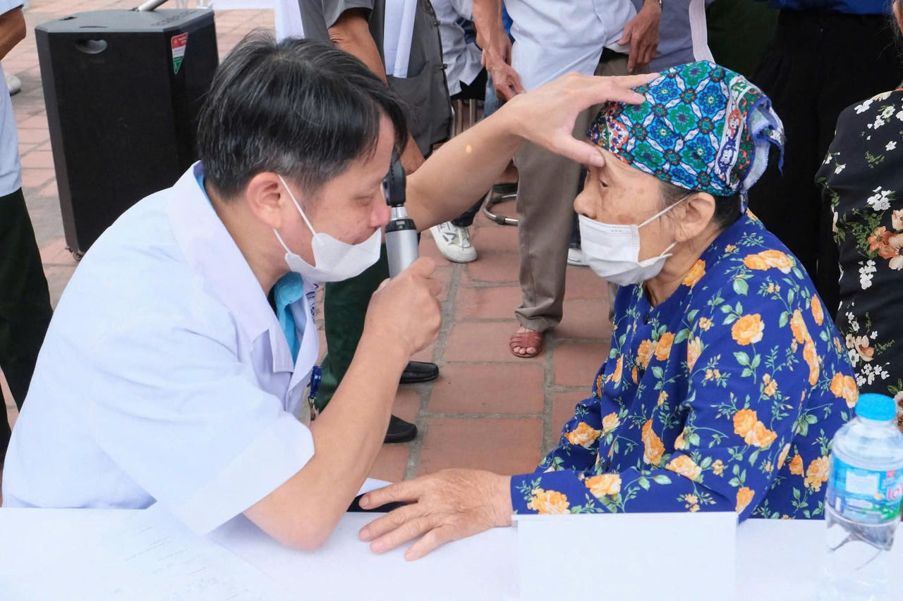 Bộ trưởng Bộ Y tế dự Chương tr&igrave;nh kh&aacute;m bệnh 'V&igrave; một Việt Nam khỏe mạnh hơn' tại đền Bia (Hải Ph&ograve;ng)