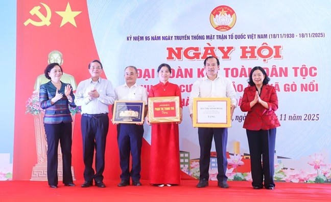 Chủ tịch Ủy ban Trung ương Mặt trận Tổ quốc Việt Nam B&ugrave;i Thị Minh Ho&agrave;i (thứ nhất từ phải sang) tặng qu&agrave; cho x&atilde; G&ograve; Nổi, th&agrave;nh phố Đ&agrave; Nẵng tại Ng&agrave;y hội đại đo&agrave;n kết to&agrave;n d&acirc;n tộc ng&agrave;y 18/11/2025.