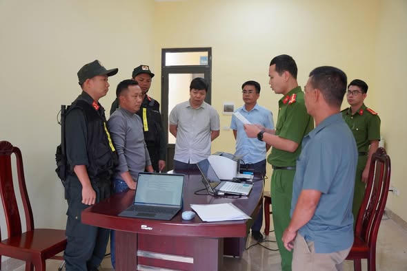 Ph&ograve;ng Cảnh s&aacute;t kinh tế C&ocirc;ng an tỉnh Điện Bi&ecirc;n đ&atilde; ra quyết định khởi tố, tạm giam đối với Gi&agrave;ng A Cu về tội &ldquo;Sản xuất, bu&ocirc;n b&aacute;n h&agrave;ng cấm&rdquo; (Ảnh: ANĐB)