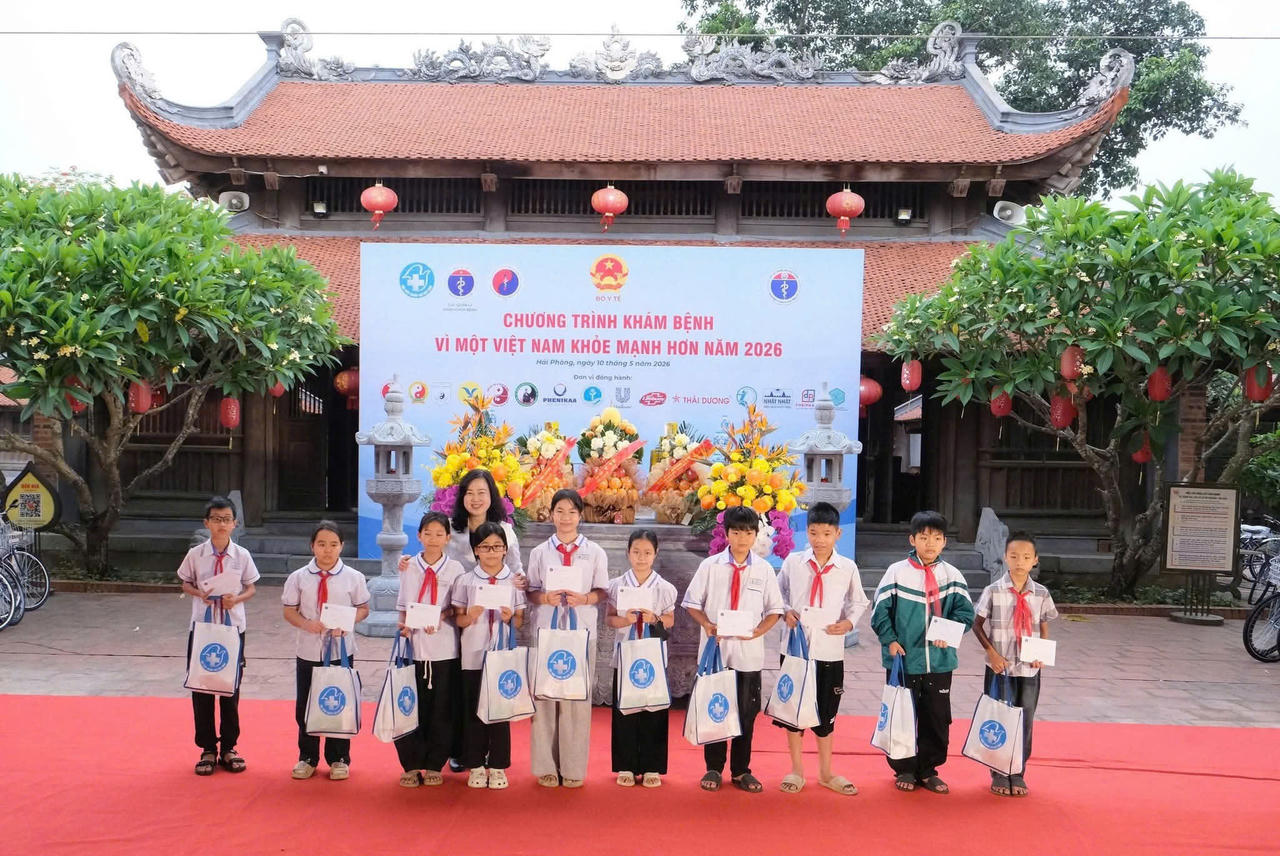 Bộ trưởng Bộ Y tế dự Chương tr&igrave;nh kh&aacute;m bệnh 'V&igrave; một Việt Nam khỏe mạnh hơn' tại đền Bia (Hải Ph&ograve;ng)