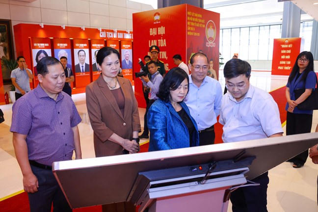 Chủ tịch Ủy ban Trung ương Mặt trận Tổ quốc Việt Nam B&ugrave;i Thị Minh Ho&agrave;i c&ugrave;ng c&aacute;c đồng ch&iacute; trong Ban Thường trực trải nghiệm Kh&ocirc;ng gian 'Mặt trận số' trước thềm Đại hội đại biểu to&agrave;n quốc Mặt trận Tổ quốc Việt Nam lần thứ XI, nhiệm kỳ 2026-2031.
