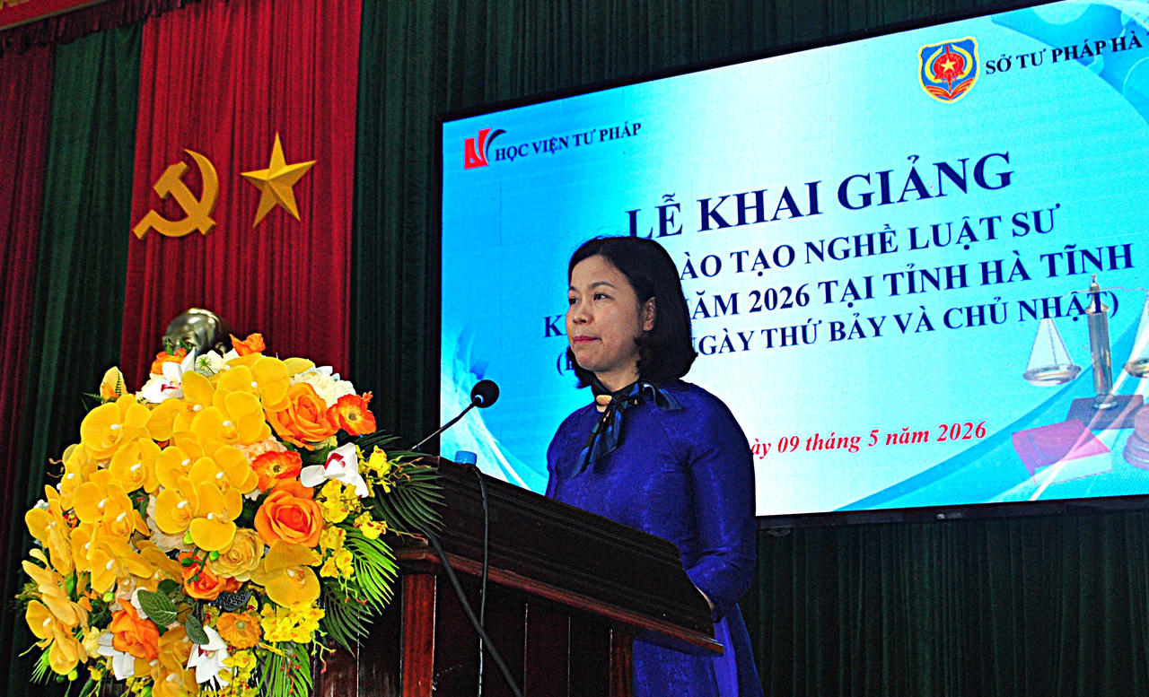 TS. Nguyễn Thị Thu Hồng, Ph&oacute; trưởng Ph&ograve;ng Đ&agrave;o tạo v&agrave; C&ocirc;ng t&aacute;c học vi&ecirc;n (Học viện Tư ph&aacute;p) c&ocirc;ng bố quyết định mở lớp v&agrave; b&aacute;o c&aacute;o Khai giảng kho&aacute; học.