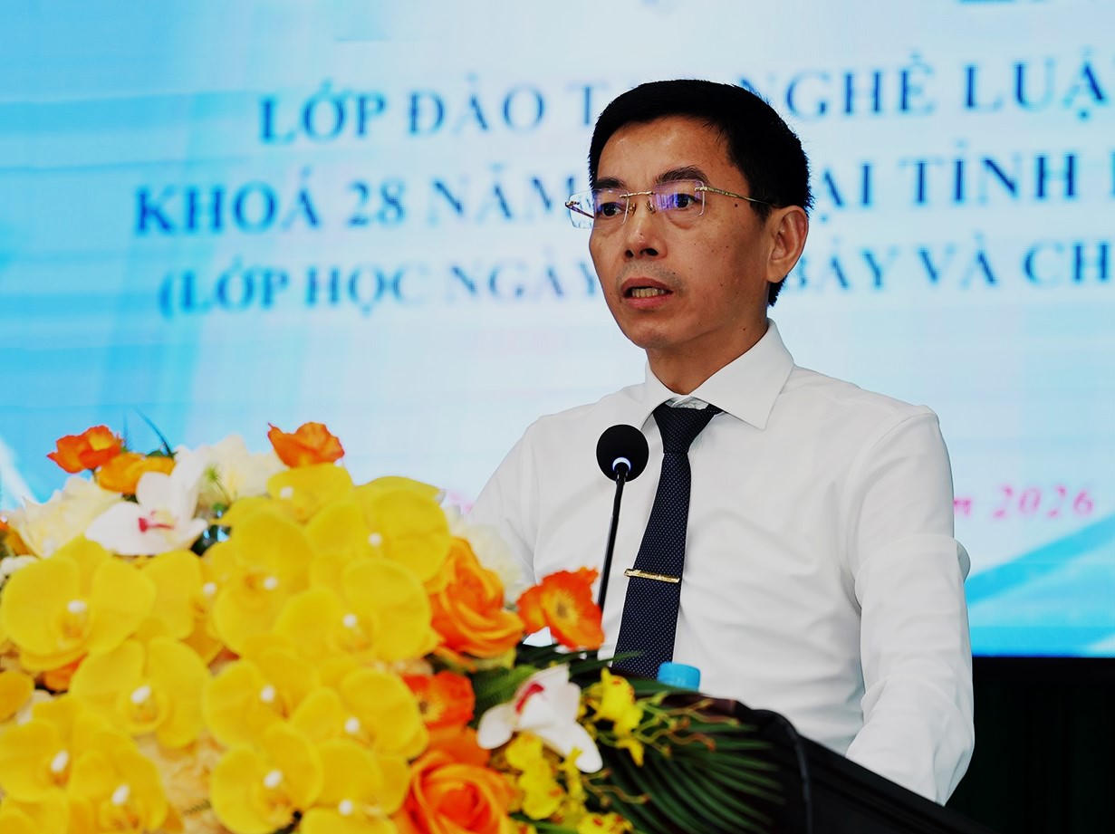 &Ocirc;ng Nguyễn Quốc Tuấn - Gi&aacute;m đốc Sở Tư ph&aacute;p H&agrave; Tĩnh ph&aacute;t biểu tại lễ khai giảng.