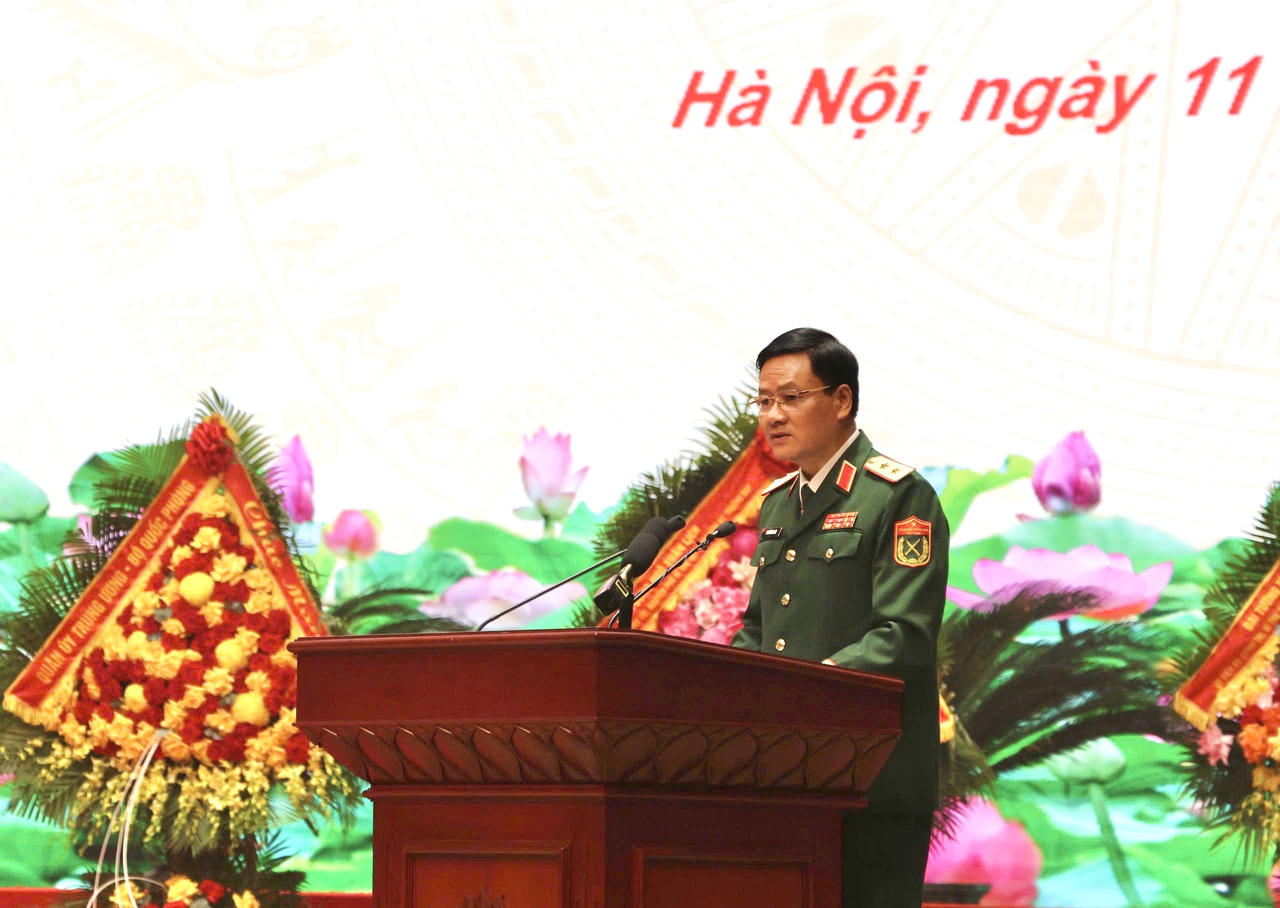 Trung tướng Nguyễn Văn Đức tr&igrave;nh b&agrave;y diễn văn kỷ niệm.