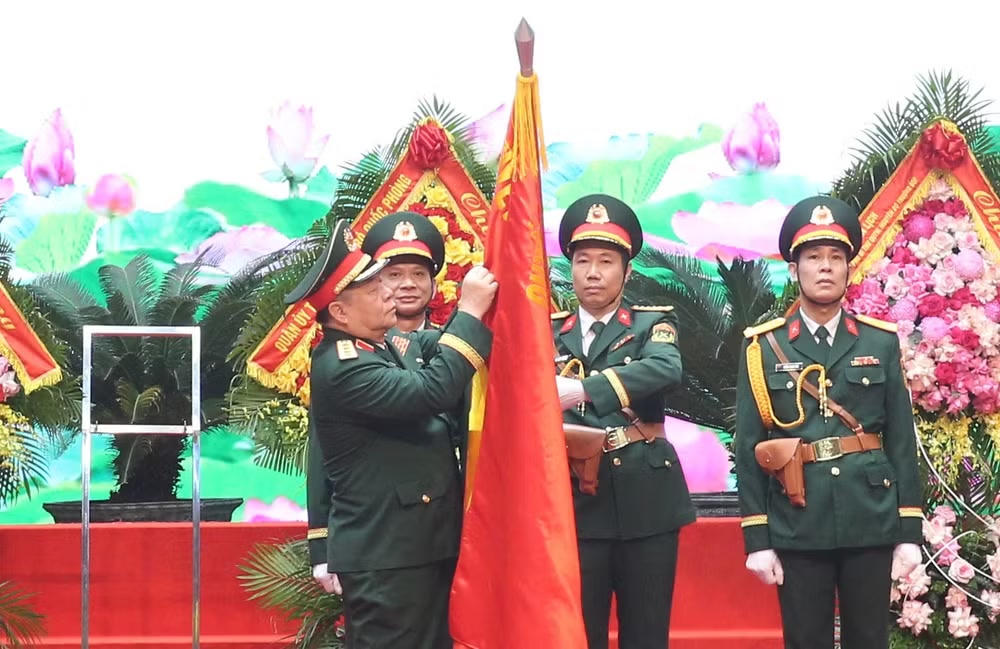 Thừa ủy quyền của Chủ tịch nước, Đại tướng Nguyễn Trọng Nghĩa trao Hu&acirc;n chương Bảo vệ Tổ quốc hạng Nhất tặng Cục Tuy&ecirc;n huấn.