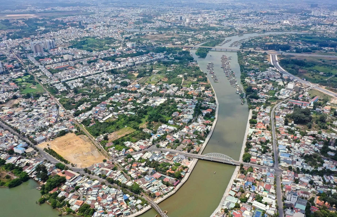 Ban Quản l&yacute; dự &aacute;n kiến nghị địa phương tiếp tục hỗ trợ vận động, sớm ho&agrave;n tất b&agrave;n giao mặt bằng phục vụ thi c&ocirc;ng.