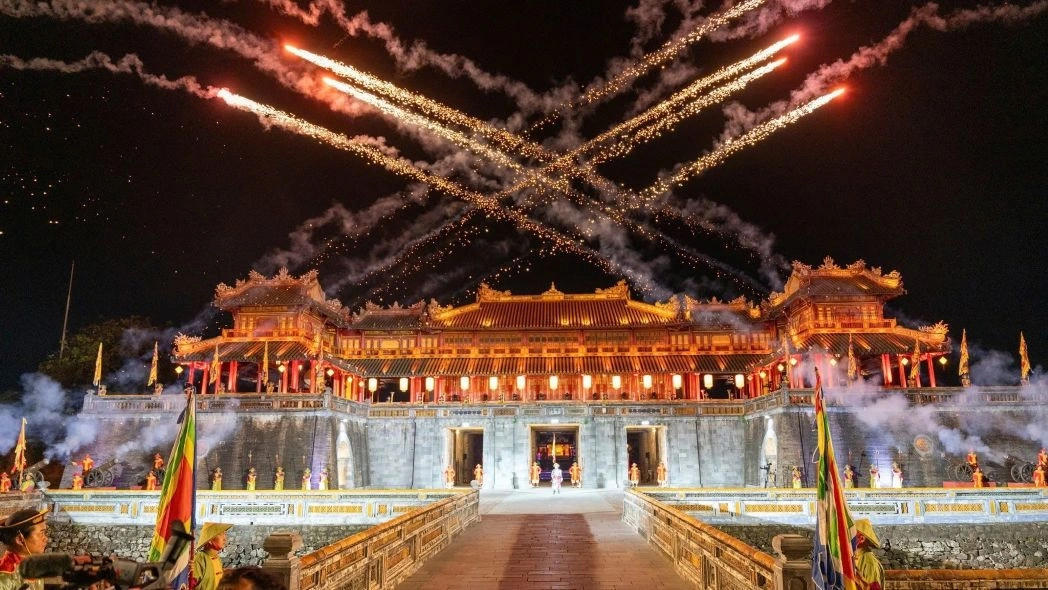Nội Huế trong đ&ecirc;m 'Ho&agrave;ng cung huyền ảo'.