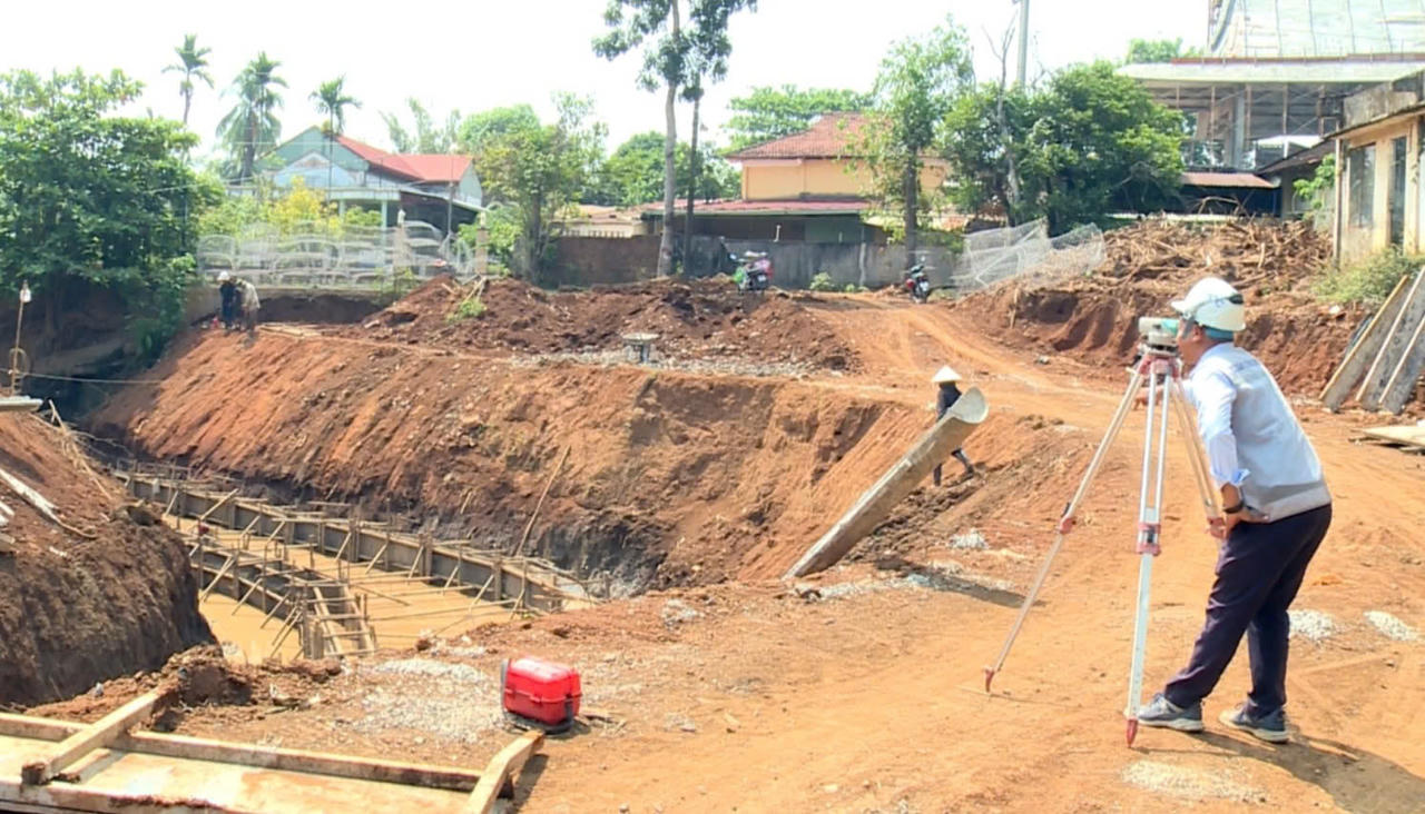 Ban Quản l&yacute; dự &aacute;n phối hợp c&aacute;c địa phương đẩy nhanh giải ph&oacute;ng mặt bằng, sớm ph&aacute;t huy hiệu quả ti&ecirc;u tho&aacute;t nước v&agrave; giảm ngập.