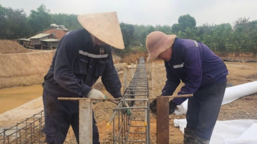 C&ocirc;ng nh&acirc;n thi c&ocirc;ng khu vực suối Rạt.