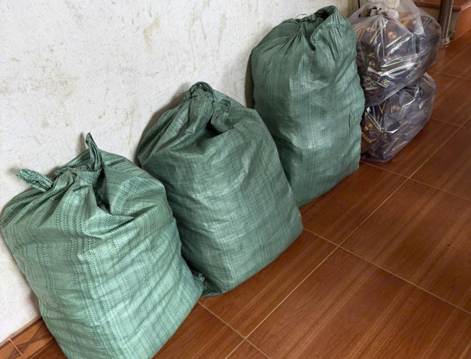 Nhiều bao tải chứa nguy&ecirc;n liệu c&ugrave;ng sản phẩm li&ecirc;n quan đến hoạt động sản xuất c&agrave; ph&ecirc; giả bị lực lượng chức năng thu giữ trong qu&aacute; tr&igrave;nh kh&aacute;m x&eacute;t.