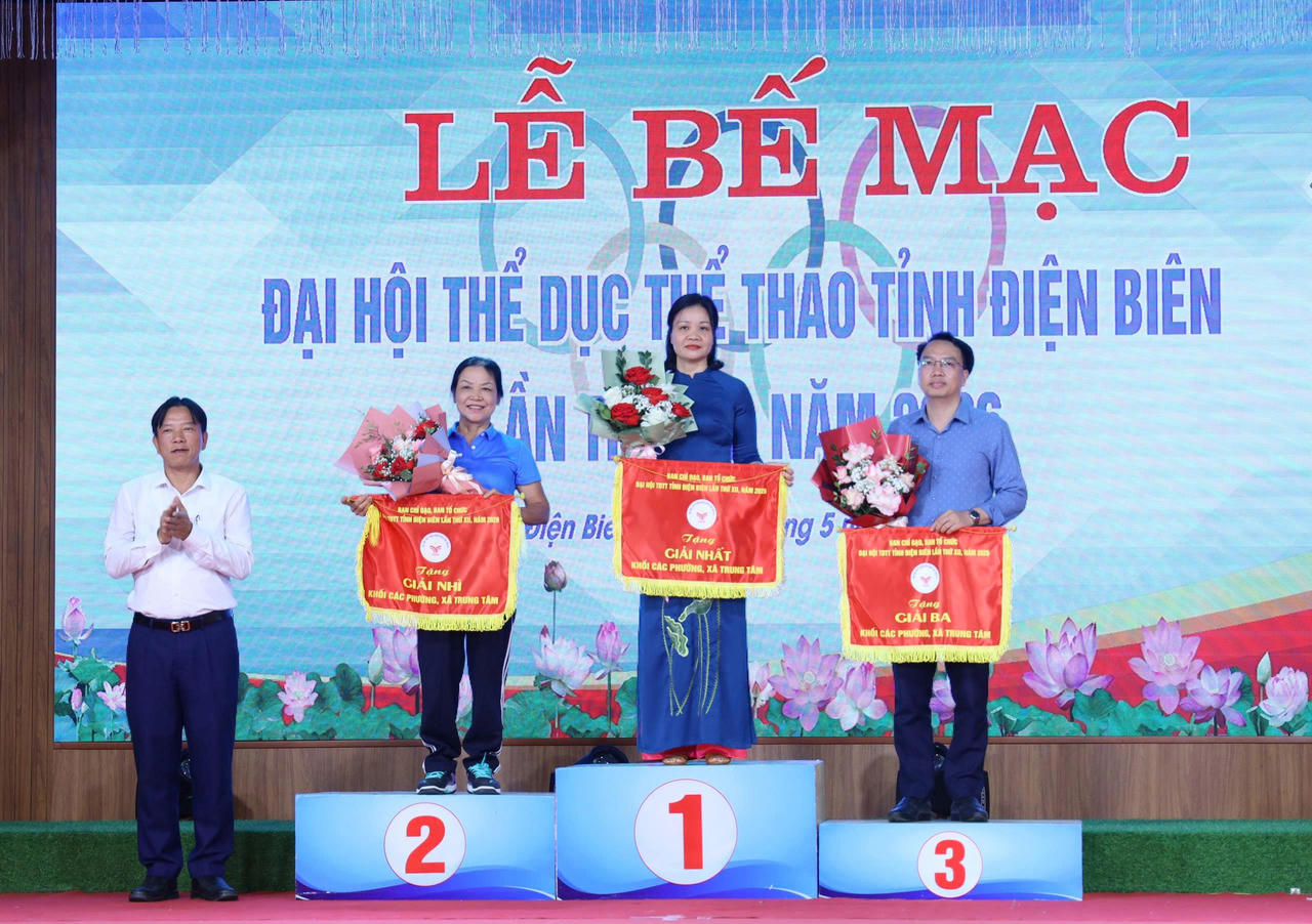 Trao giải cho c&aacute;c đo&agrave;n vận động vi&ecirc;n c&oacute; th&agrave;nh t&iacute;ch tại Đại hội.