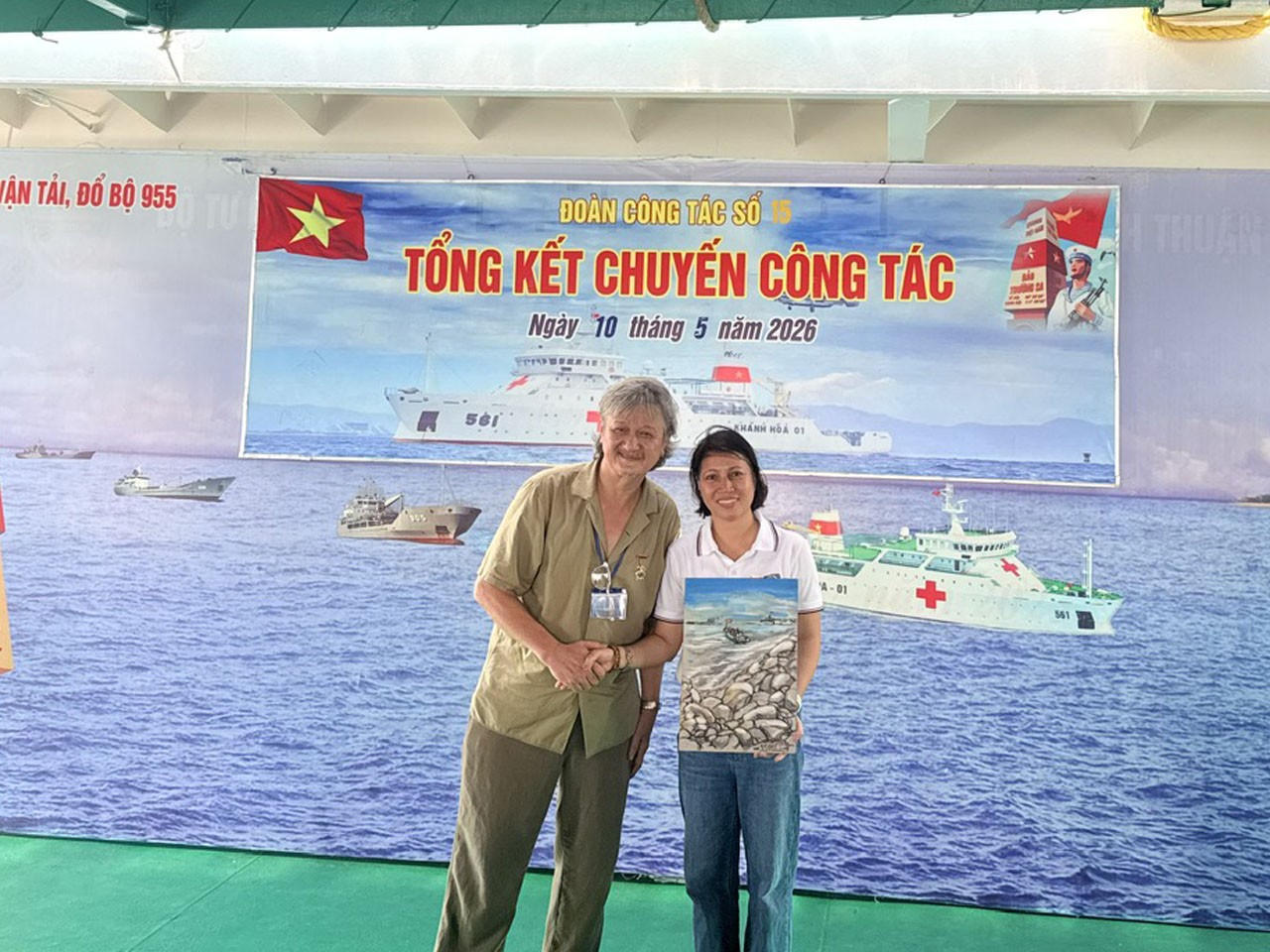 Đồng ch&iacute; B&ugrave;i Thị Thủy, Ph&oacute; Vụ trưởng Vụ Tổ chức c&aacute;n bộ, Bộ Tư ph&aacute;p tham gia đấu gi&aacute; th&agrave;nh c&ocirc;ng bức tranh: &ldquo;B&igrave;nh minh tr&ecirc;n Đảo Đ&aacute; T&acirc;y A&rdquo; để ủng hộ quỹ &ldquo;V&igrave; Trường Sa th&acirc;n y&ecirc;u&rdquo;