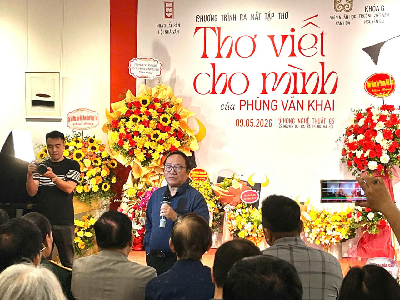 Nh&agrave; thơ Trần Đăng Khoa - Ph&oacute; Chủ tịch Hội Nh&agrave; văn Việt Nam tại buổi ra mắt tập thơ 'Thơ viết cho m&igrave;nh' (ảnh BTC).