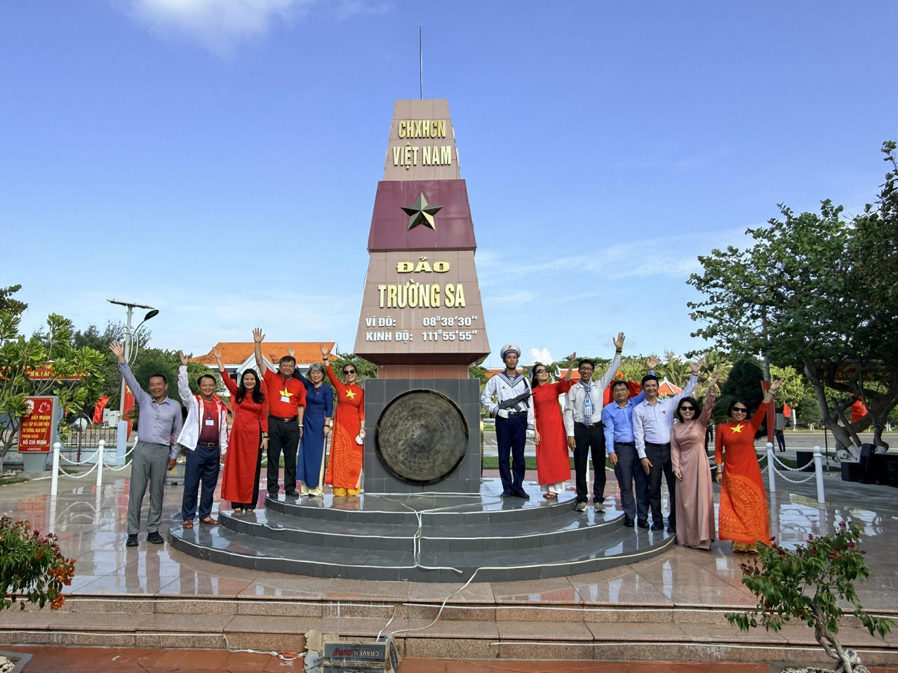 Đo&agrave;n c&ocirc;ng t&aacute;c Bộ Tư ph&aacute;p tại đảo Trường Sa.