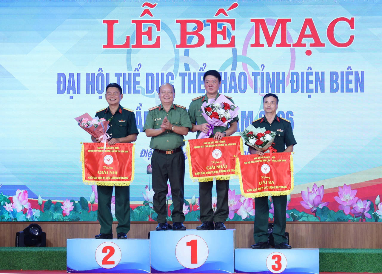 Khối lực lượng vũ trang nhận giải thưởng.