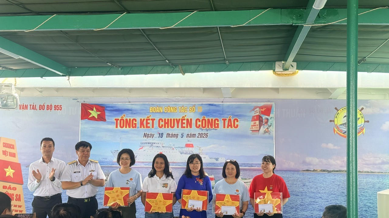 Đồng ch&iacute; Trần Thị Diệu Th&uacute;y, Ph&oacute; Ch&aacute;nh Văn ph&ograve;ng Đảng ủy Bộ Tư ph&aacute;p nhận giải Cuộc thi t&igrave;m hiểu về biển đảo.