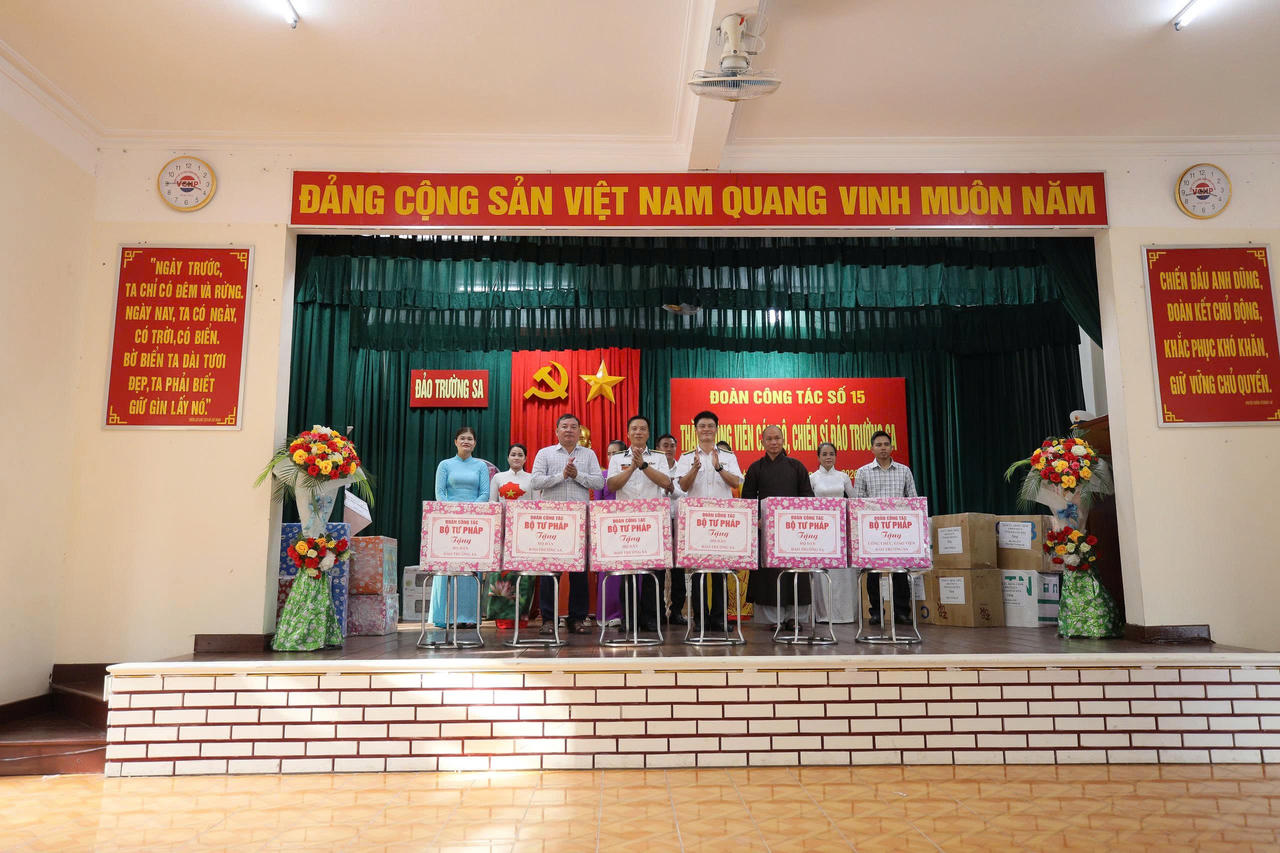 Đo&agrave;n c&ocirc;ng t&aacute;c Bộ Tư ph&aacute;p tặng qu&agrave; c&aacute;n bộ, chiến sĩ v&agrave; Nh&acirc;n d&acirc;n tr&ecirc;n đảo Trường Sa.