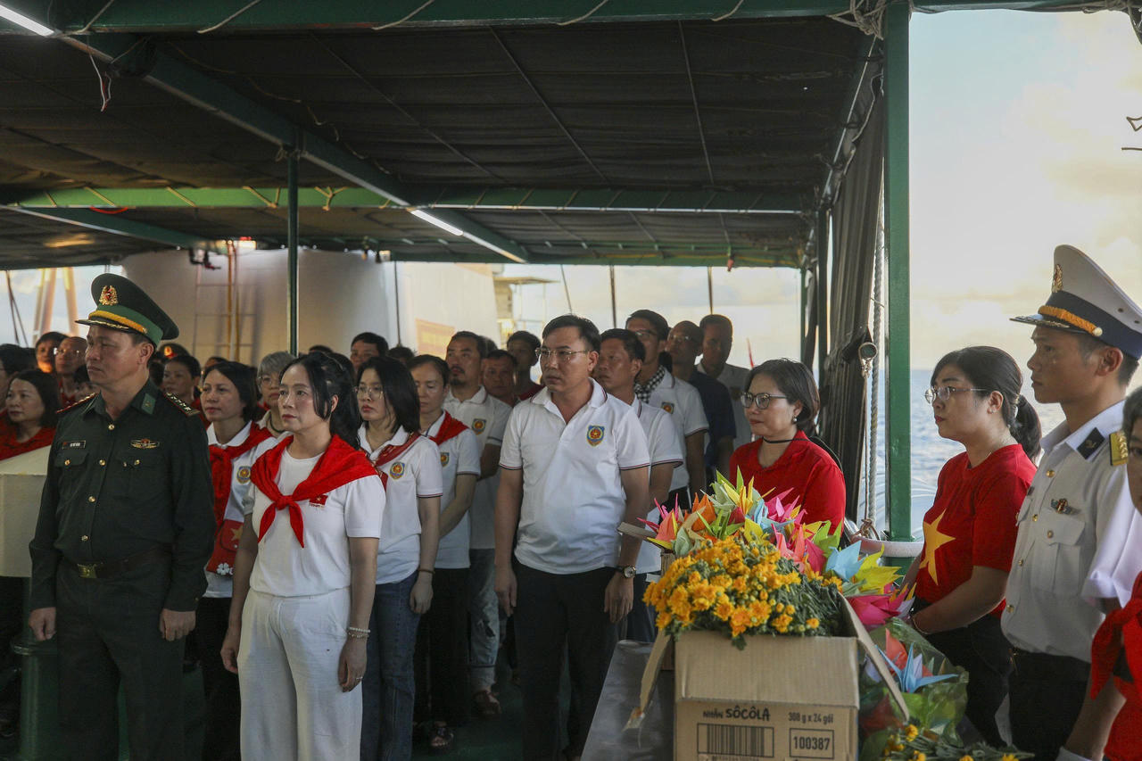 Đo&agrave;n c&ocirc;ng t&aacute;c Bộ Tư ph&aacute;p tham gia Lễ tưởng niệm c&aacute;c Anh h&ugrave;ng liệt sĩ hy sinh v&igrave; sự nghiệp bảo vệ chủ quyền biển đảo.