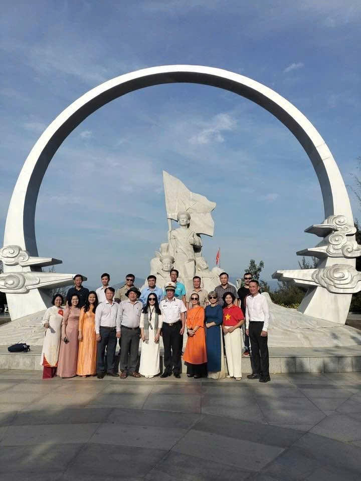 Đo&agrave;n c&ocirc;ng t&aacute;c Bộ Tư ph&aacute;p chụp ảnh tại tượng đ&agrave;i Gạc Ma.