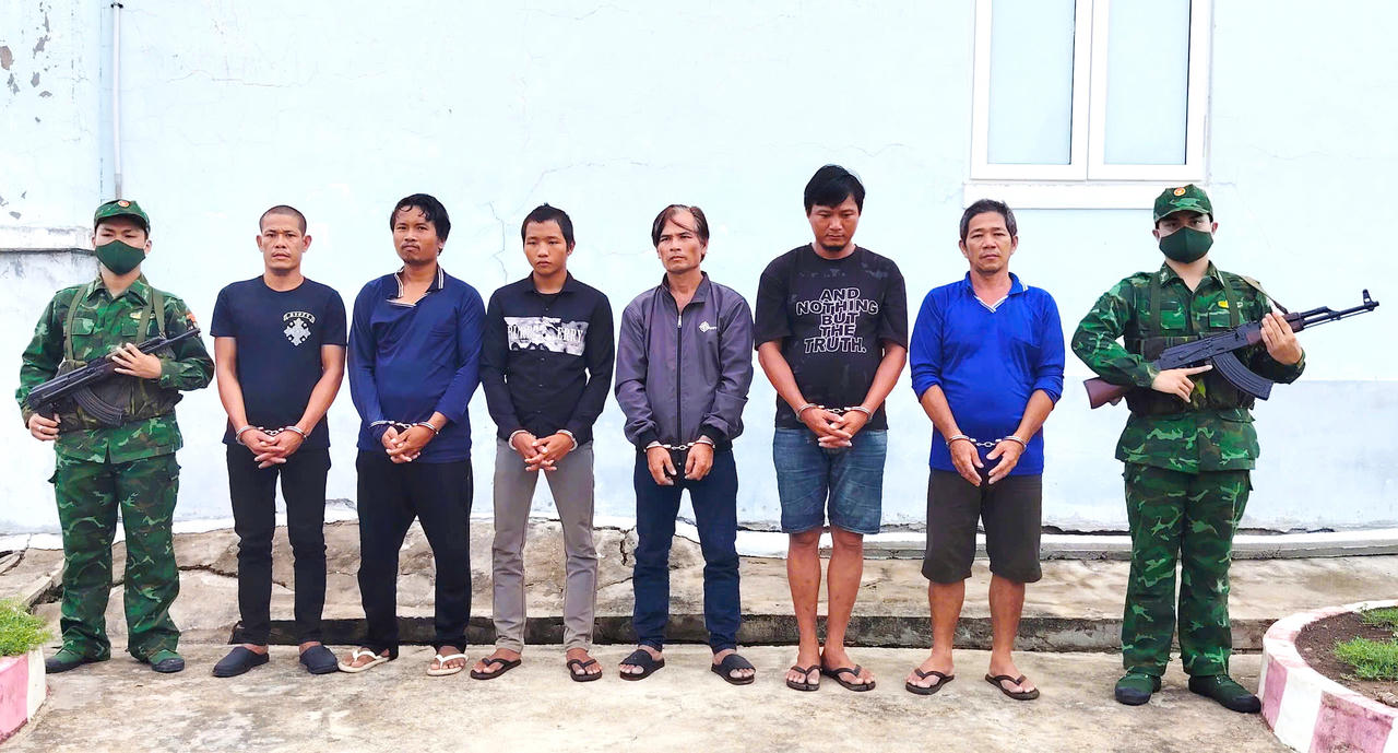 C&aacute;c thuyền vi&ecirc;n tr&ecirc;n t&agrave;u c&aacute; BT 93977 TS thừa nhận h&agrave;nh vi t&agrave;ng trữ, sử dụng tr&aacute;i ph&eacute;p chất ma t&uacute;y tại Đồn Bi&ecirc;n ph&ograve;ng H&ograve;n Chuối.