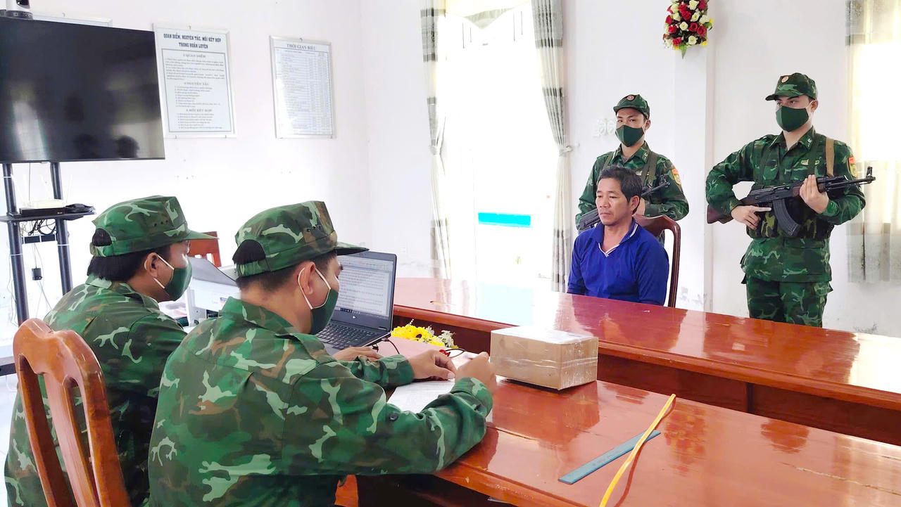 Đối tượng Trần Văn Sang thừa nhận h&agrave;nh vi t&agrave;ng trữ tr&aacute;i ph&eacute;p chất ma t&uacute;y.