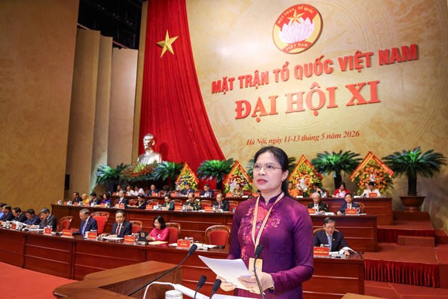 B&agrave; H&agrave; Thị Nga, Ủy vi&ecirc;n Trung ương Đảng, Ph&oacute; Chủ tịch - Tổng Thư k&yacute; Ủy ban Trung ương MTTQ Việt Nam tr&igrave;nh b&agrave;y t&oacute;m tắt dự thảo B&aacute;o c&aacute;o ch&iacute;nh trị của Ủy ban Trung ương MTTQ Việt Nam kh&oacute;a X tr&igrave;nh Đại hội. Ảnh: PV